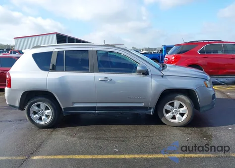 2015 Jeep Compass Latitude z USA, uszkodzony, nr VIN 1C4NJCEA3FD246919